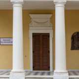 ...oltre le quali trovano tre porte, sovrastate da decori a volute